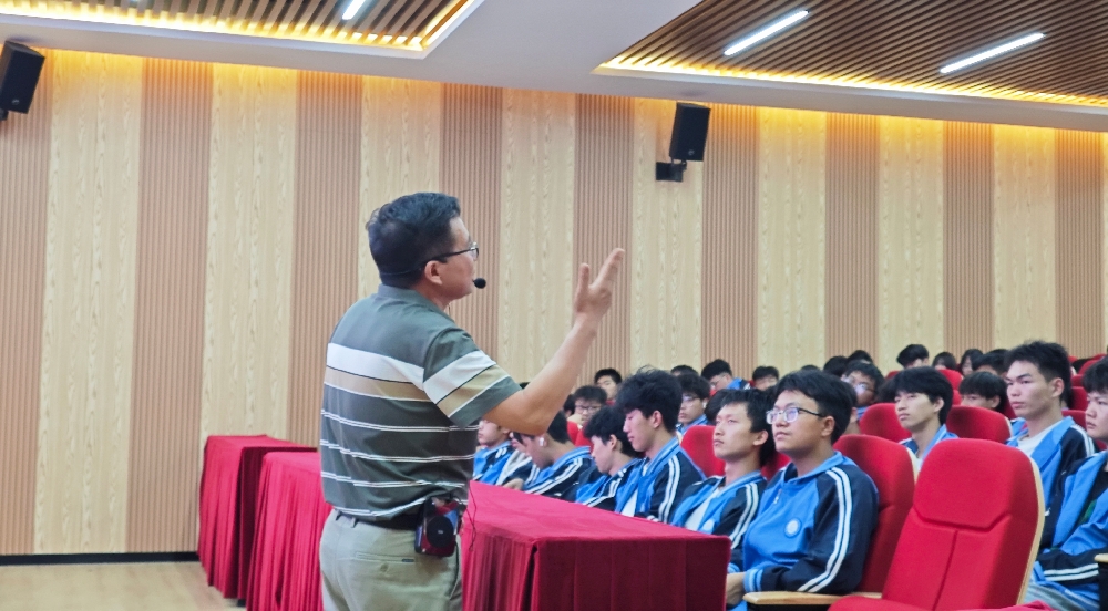 云南电子信息高级技工学校www.yn35sxw.com (12).jpg