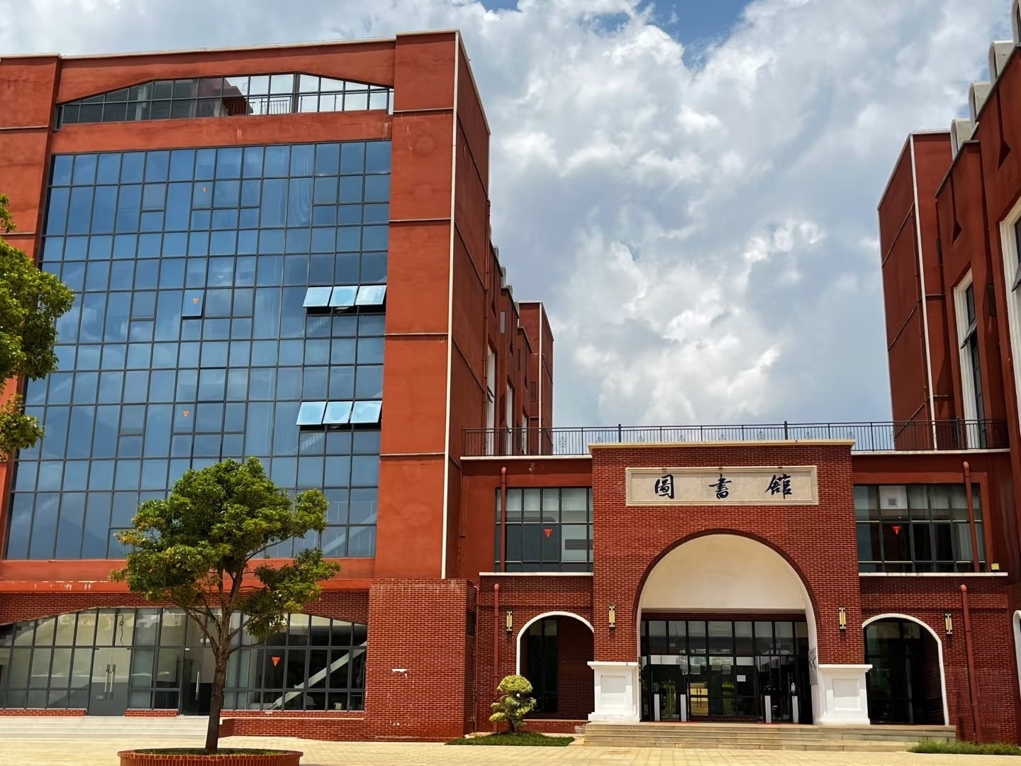 云南经贸外事职业学院 (7).jpg